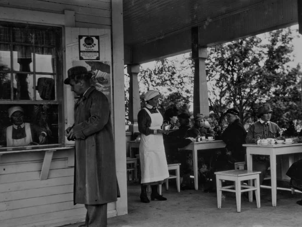 Iisalmen lottien liiketoimintaa, kioski Paloisvirran rannalla 1938