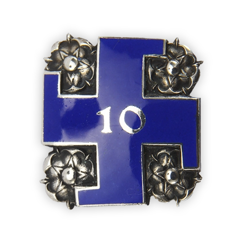 Kyseessä on pienoislottaneula, jossa hakaristin keskellä on numero 10