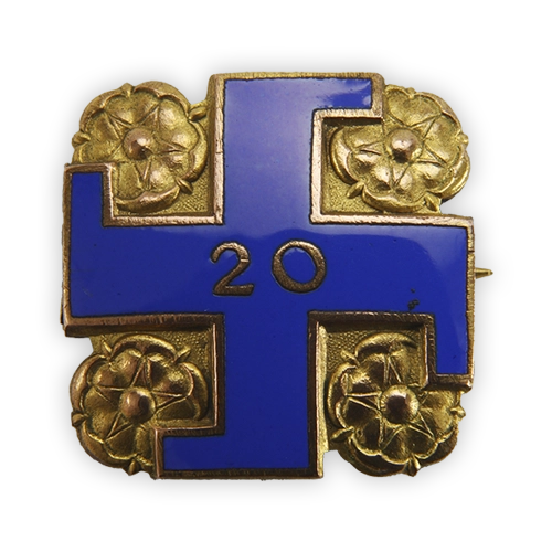 Kyseessä on pienoislottaneula, jossa hakaristin keskellä on numero 20.