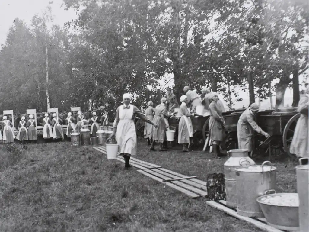 Lotat muonittamassa Satakunnan suojeluskuntapiirin leirillä Ravanissa kesällä 1932