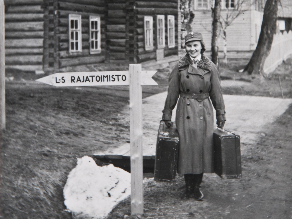 Lotta Sirkka Kaartinen lähdössä valistamaan lottia 1944