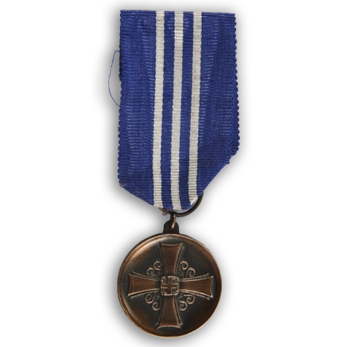 Lottamerkit kuvailtuina: Lotta Svärd -ansiomitali on pronssista valmistettu ympyrän muotoinen mitali, jonka etupuolella on kohokuvana ansioristin kuva.