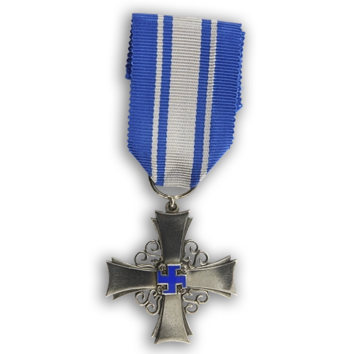 Lotta Svärd -ansioristi on hopeinen risti, jonka keskiosassa on siniseksi emaloitu hakaristi. Ristin varsien väleissä on koristeelliset L ja S kuviot.