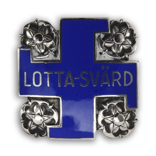 Lottamerkit kuvailtuina: Hopeinen Lotta Svärd -jäsenmerkki, jossa keskellä sininen hakaristi ja teksti Lotta-Svärd