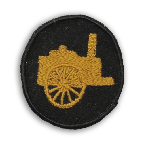 Lottamerkit kuvailtuna: muonituslottien kankainen koulutusmerkki, jossa ruskea kenttäkeittiö mustalla pohjalla