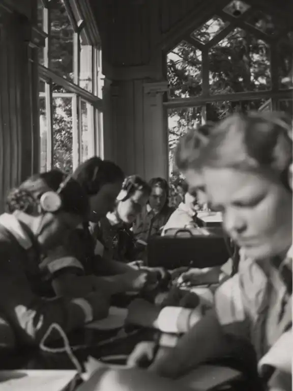 Radistilotat harjoittelemassa Syvärannan lottaopiston verannalla