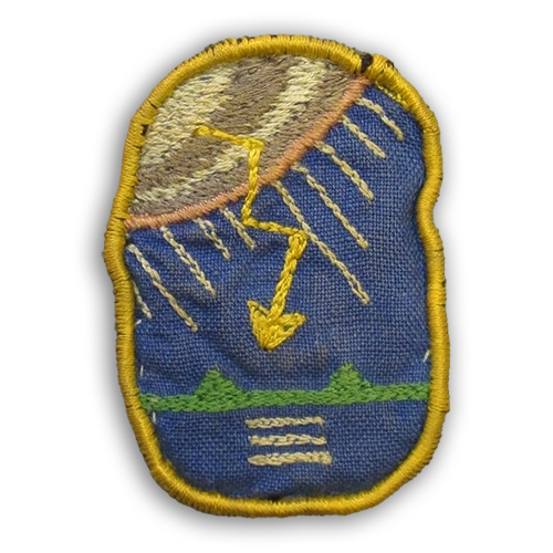 Sääpalvelulotan merkissä on sinisellä pohjalla pilvi ja salama ja alaosassa on kaksi vihreätä säärintamakolmiota, joiden alla on kolme viivaa.