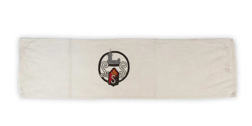 Lottamerkit kuvailtuna: varhainen käsivarsinauha, joka ei ole myöhempien määräysten mukainen