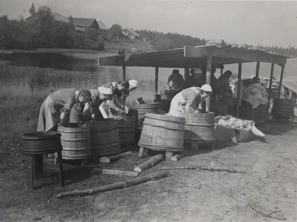 Varuslottia Mantsilassa pyykillä joen rannassa