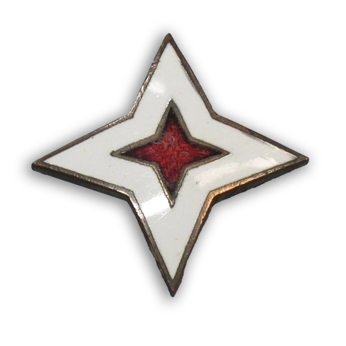 Lottamerkit kuvailtuna: Valkoiseksi emaloitu kurssitähti, jossa punainen tähti keskellä