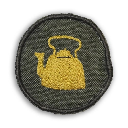 Lottamerkit kuvailtuina: kanttiinilotan merkki, jossa on keltainen kahvipannu mustalla pohjalla