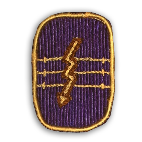 Kaukokirjoitus- ja lennätinlotan merkissä on keltainen salama ja kolme vaakasuuntaista lennätinjohtoa violetilla pohjalla.