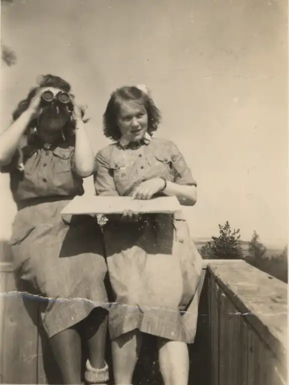 Lotat Elbe Nisonen ja Else Karhu ilmanvalvontatornissa 1944