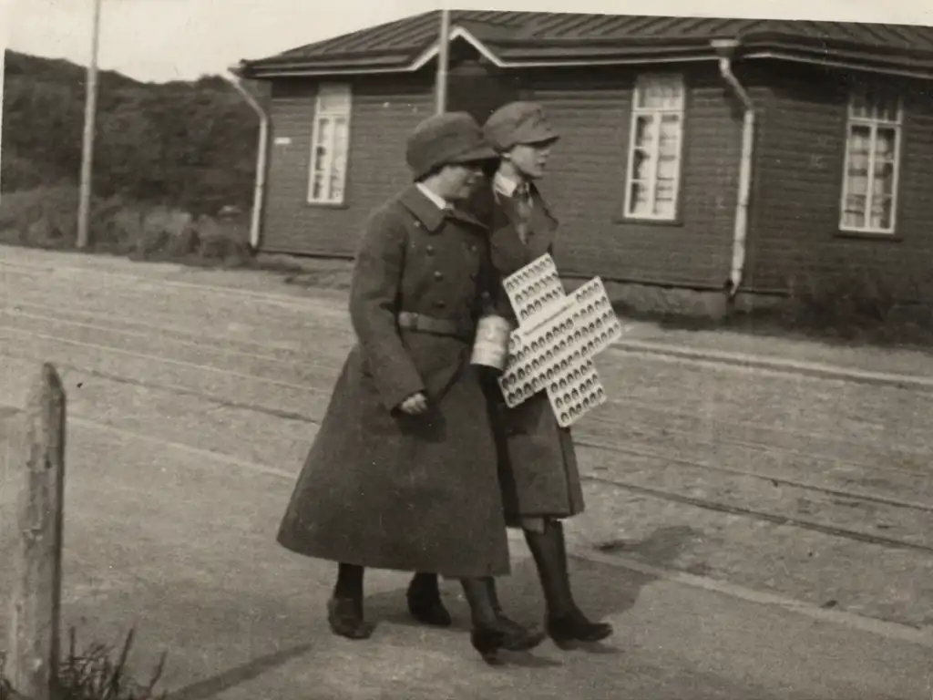 Lotat Impi ja Martta Litja menossa myymään merkkejä keskikaupungille Viipurissa 1930-luvulla