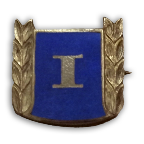 Lottamerkit kuvailtuina: kultainen lottien hiihto- ja kävelymerkin jatkosuoritusmerkki, jossa siniseksi emaloitu keskusta, jossa roomalainen I ja reunoilla laakerikoristeet