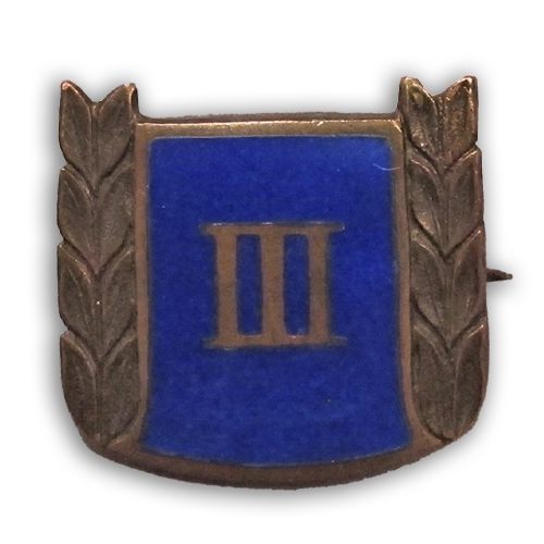 Lottamerkit kuvailtuina: pronssinen lottien hiihto- ja kävelymerkin jatkosuoritusmerkki, jossa siniseksi emaloitu keskusta, jossa roomalainen III ja reunoilla laakerikoristeet