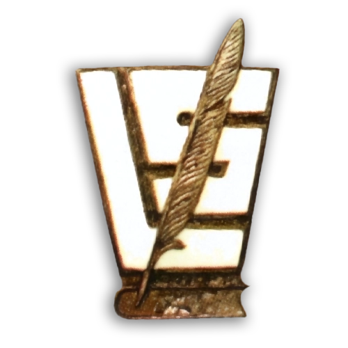 Lottamerkit kuvailtuina: Hopeinen tietomerkki, jossa valkoiseksi emaloidut kirjaimet LS jonka päällä sulkakynä