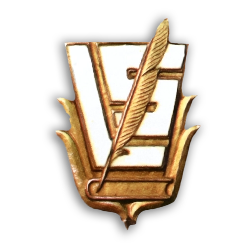 Lottamerkit kuvailtuina: Kultainen tietomerkki, jossa valkoiseksi emaloidut kirjaimet LS jonka päällä sulkakynä ja reunoilla koristeet