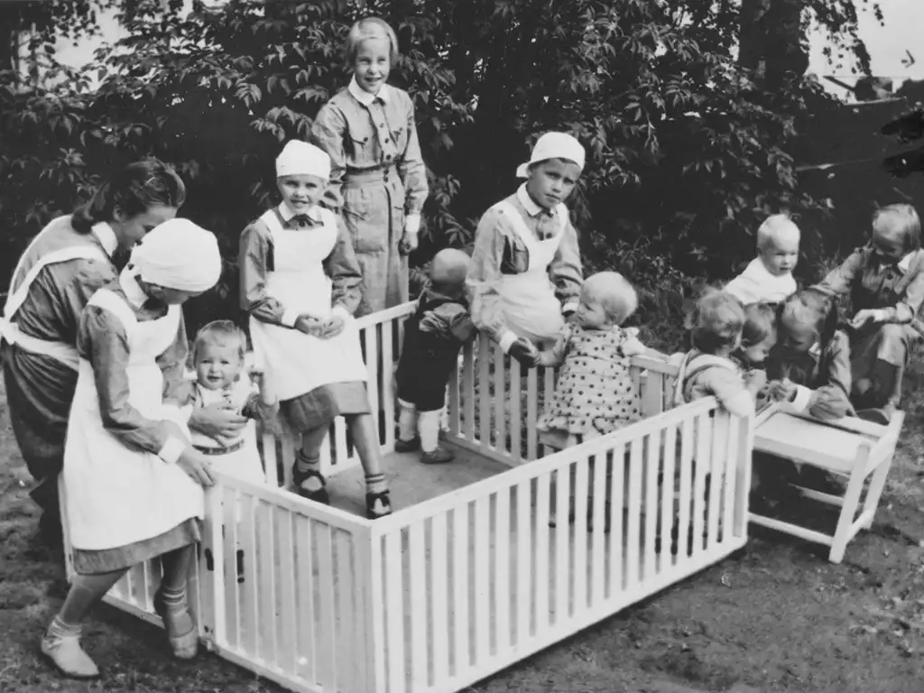 Pikkulotat lapsia hoitamassa