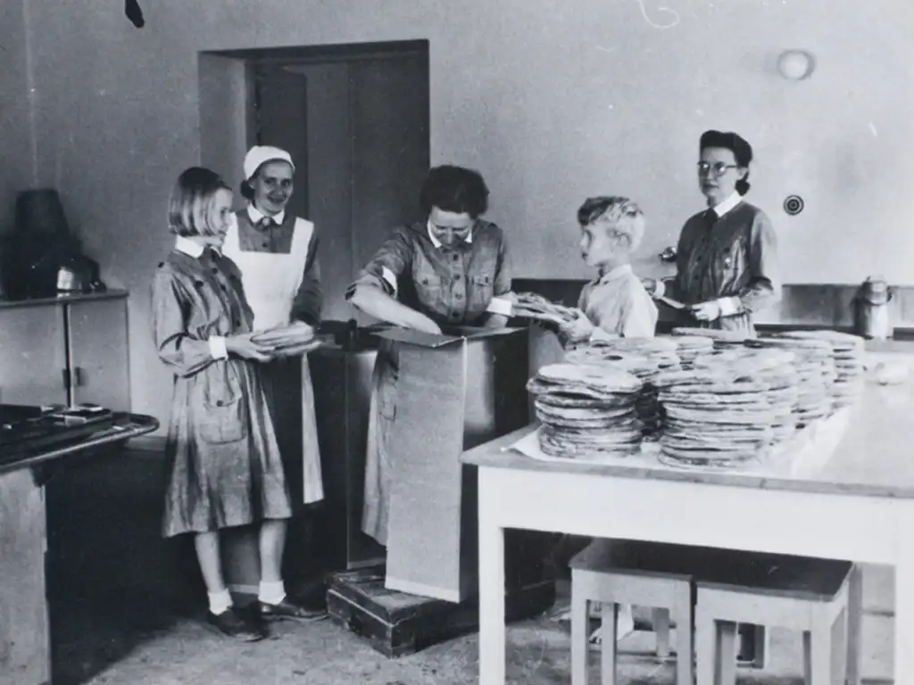 Pikkulotat leipää pakkaamassa