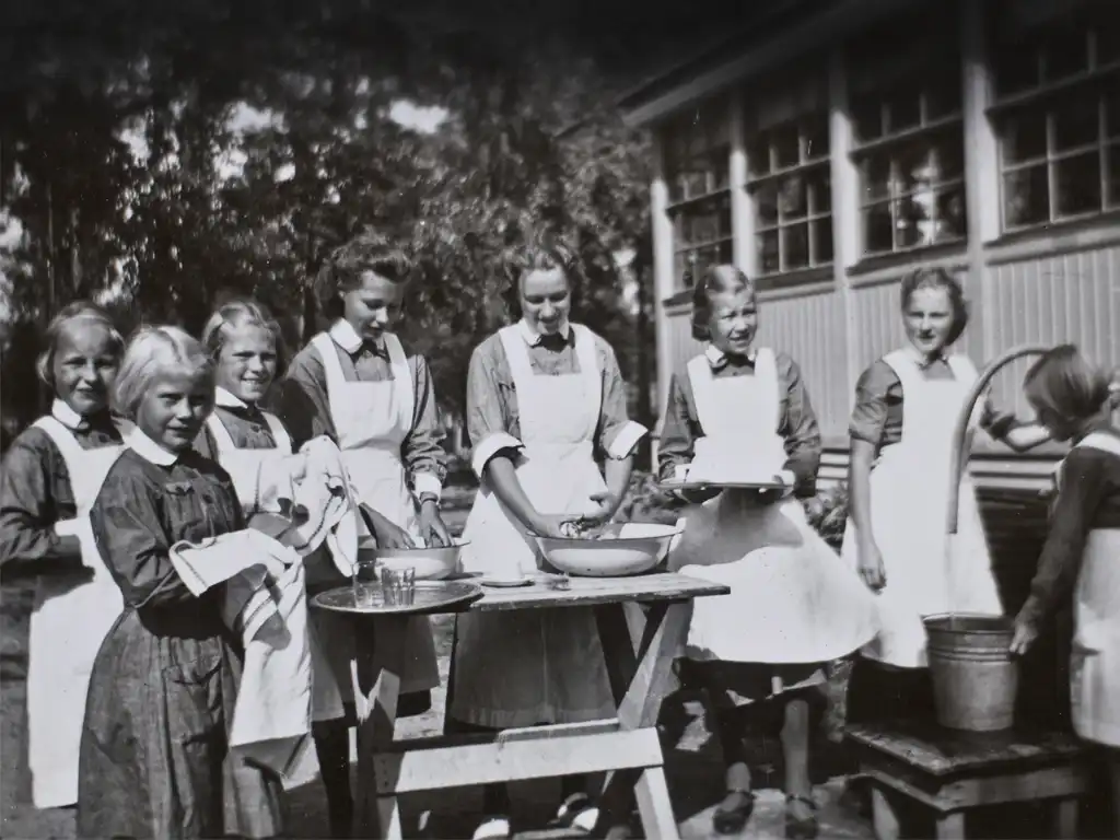 Pikkulottia työn touhussa