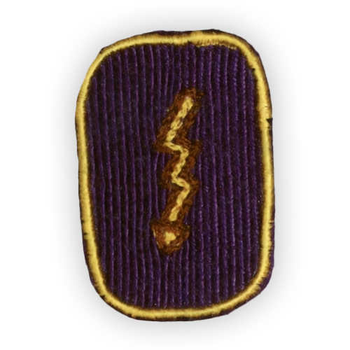 Lottamerkit kuvailtuna: Radiosähköttäjälotan merkissä on keltainen salama violetilla pohjalla.