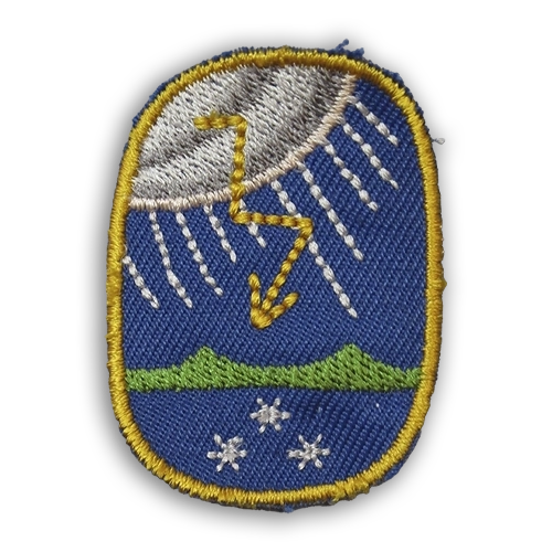 Lottamerkit kuvailtuna: Säähavaintolotan merkissä on sinisellä pohjalla pilvi ja salama ja alaosassa kaksi vihreätä säärintamakolmiota ja kolme lumihiutaletta.