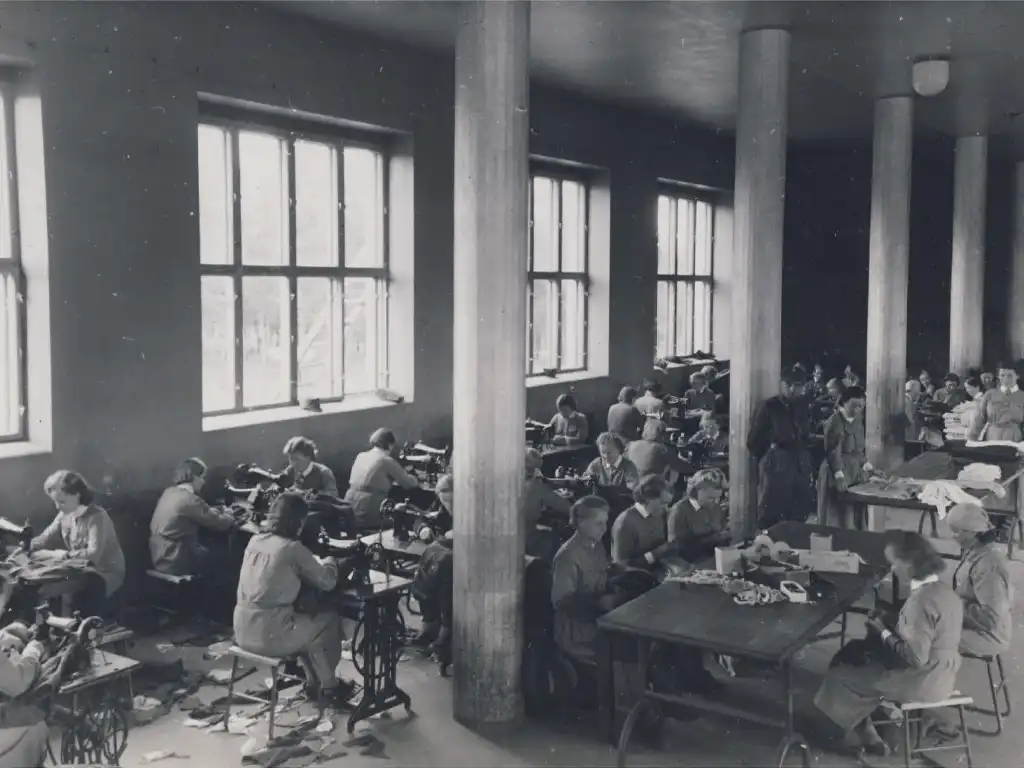 Varusjaoston lottia ompelemassa