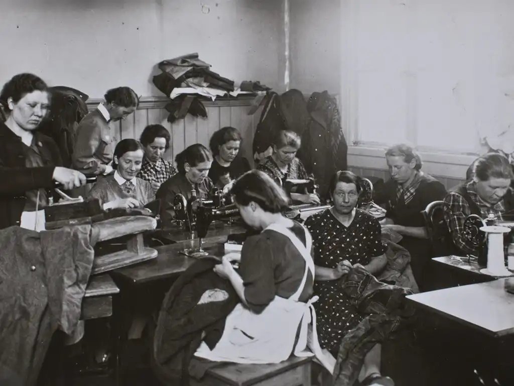 Varuslottia ompelukoneiden ääressä