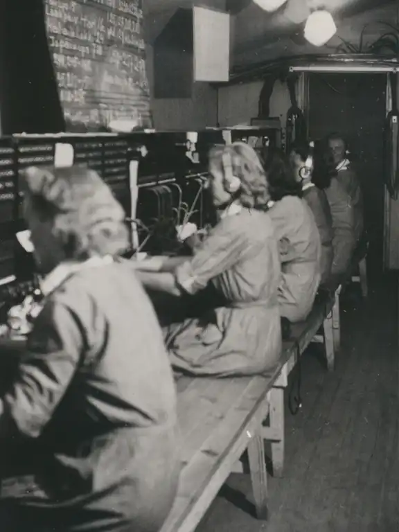 Lottia töissä viestikeskus Lokissa