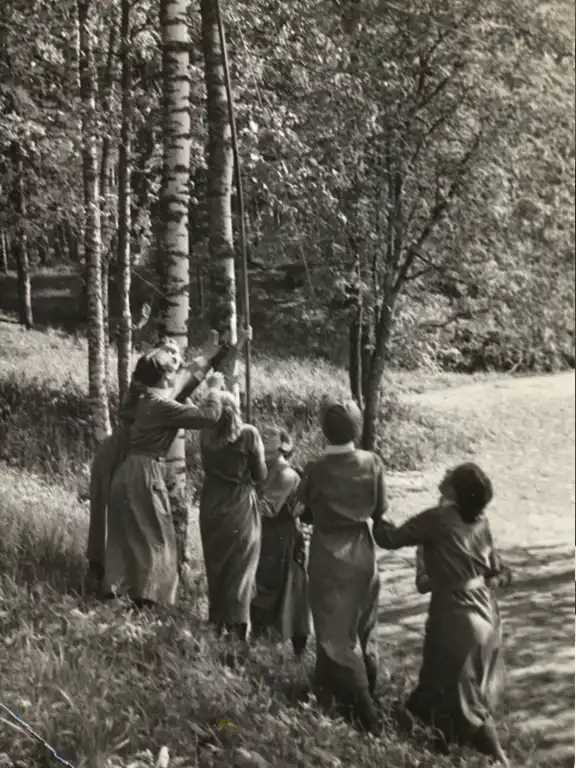 Viestilottia harjoittelemassa maastossa pitkän kepin kanssa