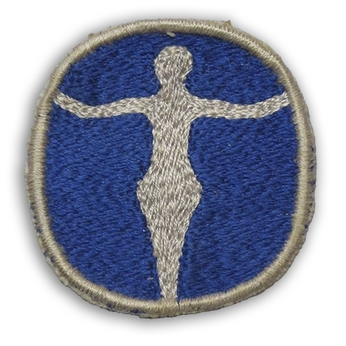 Lottamerkit kuvailtuna: Voimistelunohjaajakurssin käyneen lotan kankainen koulutusmerkki, jossa harmaa voimistelijahahmo sinisellä pohjalla