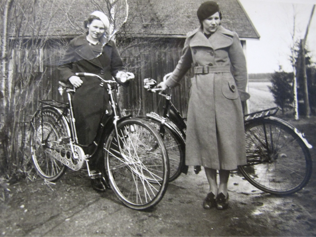 Helena ja Liisa Pajula polkupyörineen Kylmäkoskella 1940-luvun alussa. Pyöräilyasuna oli pitkä takki, baskeri ja kävelykengät.