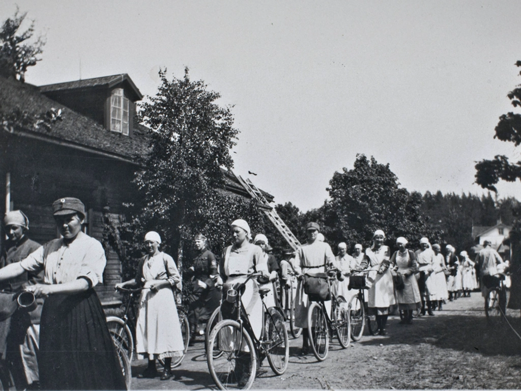 Lottia polkupyörineen 1920-luvulla. Pyörä laajensi naisten osallistumismahdollisuuksia esimerkiksi järjestö- ja harrastustoimintaan.