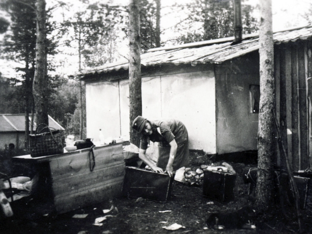 Lotta pakkaamassa vuonna 1944