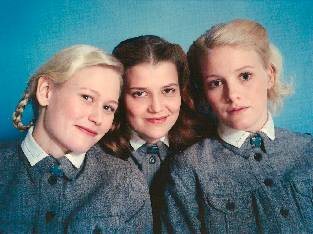 Lupaus-elokuvan lottakuvaa on kritisoitu. Kuvassa elokuvan nuoret, siveät ja sievät lotat.