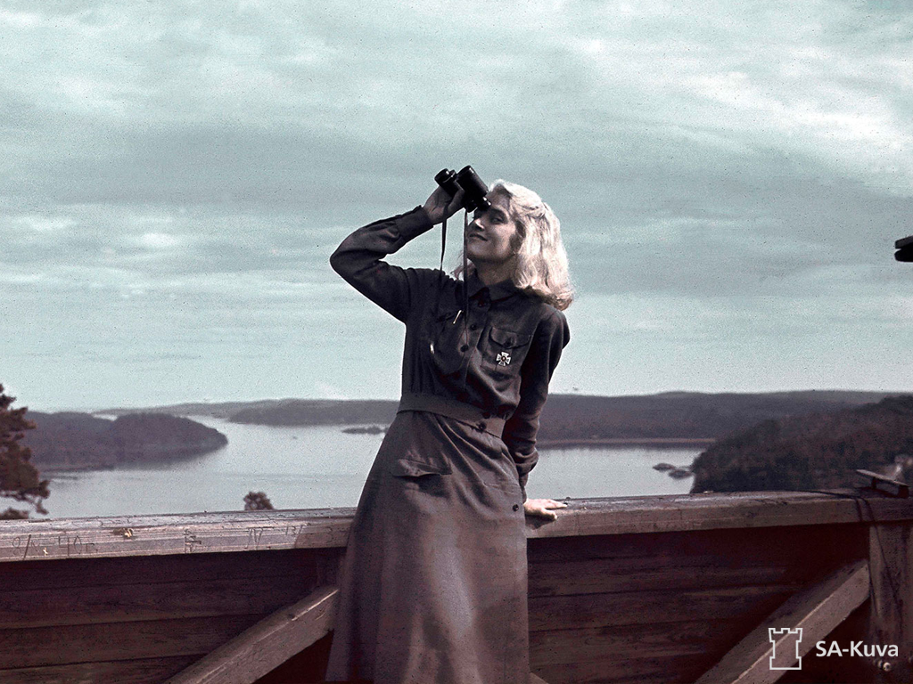 ”Ikonisten” paljon käytettyjen kuvien joukkoon voidaan laskea mm. kyseinen SA-kuva, jossa ”Ellen Kiuruksi” nimetty kaunis nuori vaaleaverikkö esittää iv-lottaa.