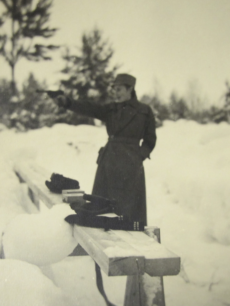 Ella harjoittelee ampumista pistoolilla.