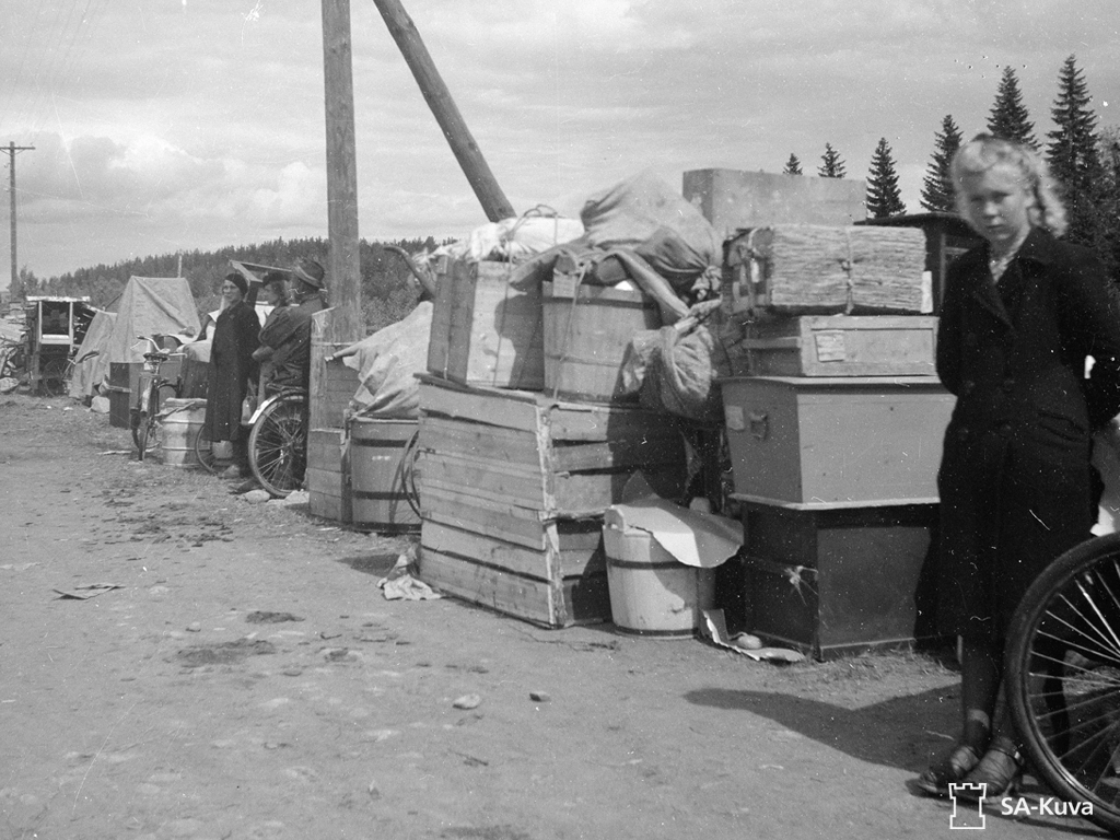 Evakkotavaraa Luumäen asemalla 24.6. 1944.