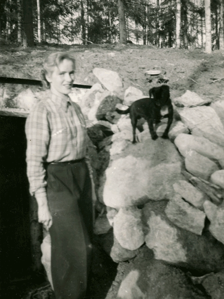 Lotta Helmi Helena Pulakka kuvattuna koirakaverin kanssa