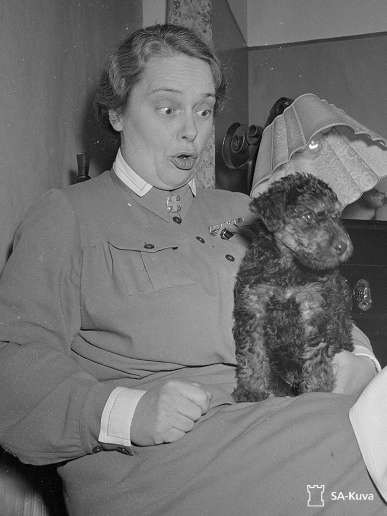 Lotta Maja Genetz sylissään Mörri.