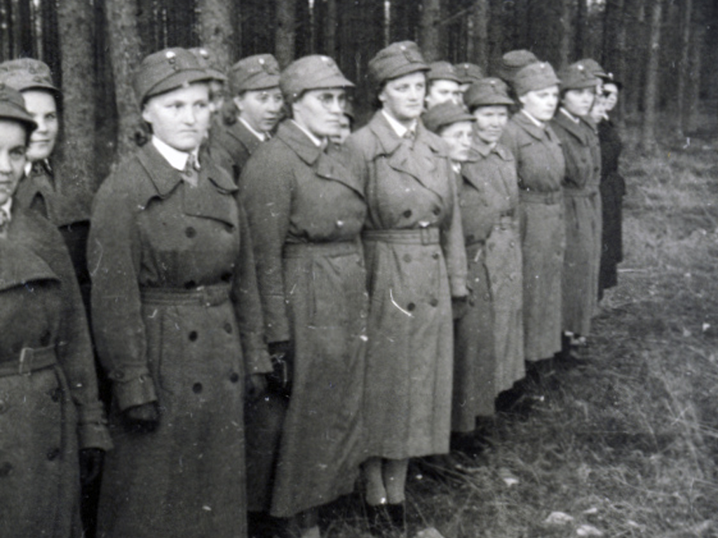 Lottia rivissä syksyllä 1944