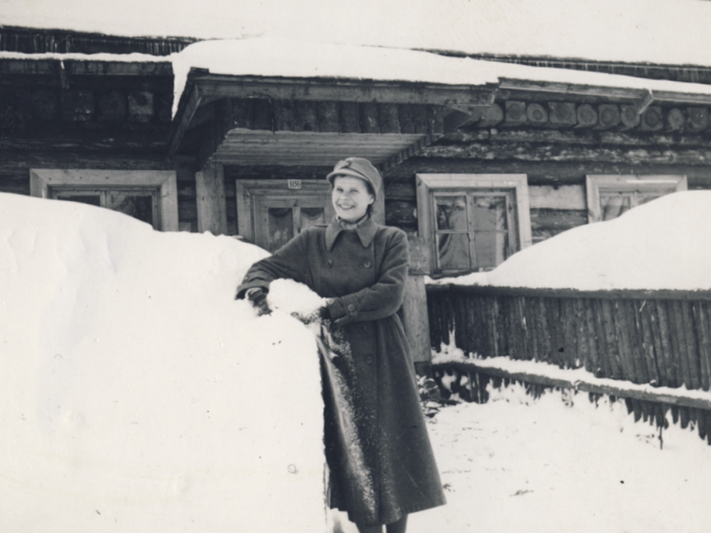 Lotta korsukanttiinin edessä