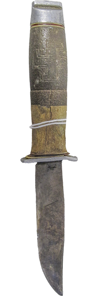 Vihreäkeltavartisen puukon omistaja oli aluksi pikkulottana ja sen jälkeen ilmavalvontalottana Karjalan Kannaksella. Puukko on luultavasti ollut käytössä talvi- ja jatkosodassa.