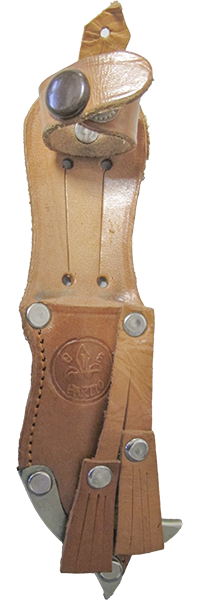 Partiolaismallia oleva Lotta Svärd -puukon tuppi. Nahkatupsuin koristellussa tupessa on partio-tunnus.