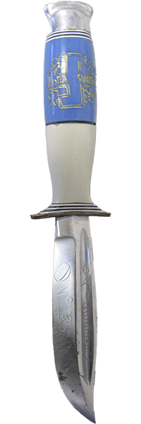 Partiolaismallia oleva Lotta Svärd -puukko. Puukon sinivalkoisessa varressa on järjestön tunnus ja terässä kaiverrettuna valmistaja Oy Viinikka Kauhava. Puukon omistaja oli muonituslotta.