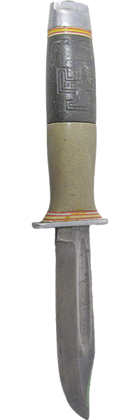 Partiolaispuukkoa muistuttava. J. Viinikan valmistama Lotta Svärd-logolla varustettu puukko. Mustaan osaan kaiverrettu Lotta Svärd -merkki, jonka yläpuolella kaksi kuusenoksaa. Puukko ostettu Turusta sodan aikana.