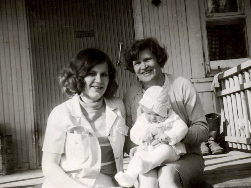 Syvärannan talonmiehen asunnon rappusilla Outi-Marja (vas.)ja Anja Säinö sylissään lapsenlapsensa Minna.