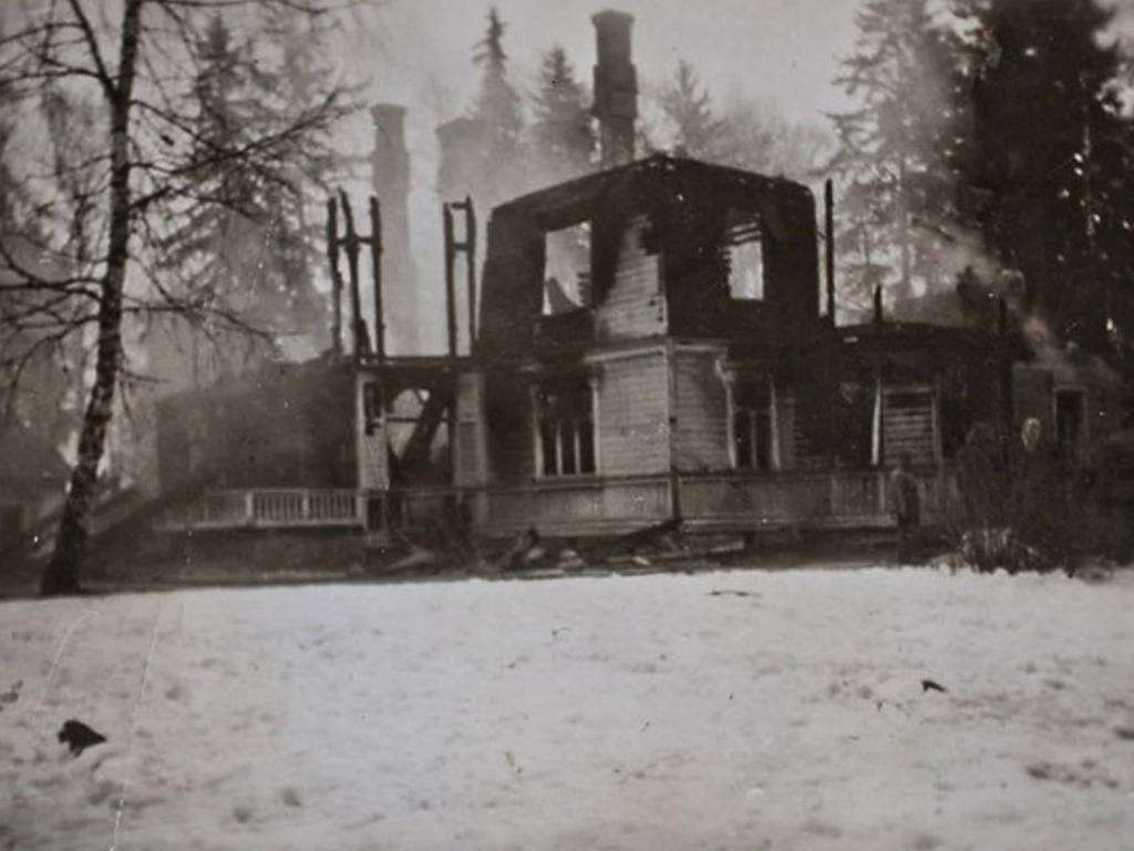 Huvilan valtavat savupiiput ovat vielä pystyssä, joista tiiliä ajautui paljon ympäristöön ja naapureille. Tiiliä löytyi runsaasti etupihalta syreenimajan pohjatöiden yhteydessä kesällä 2011.