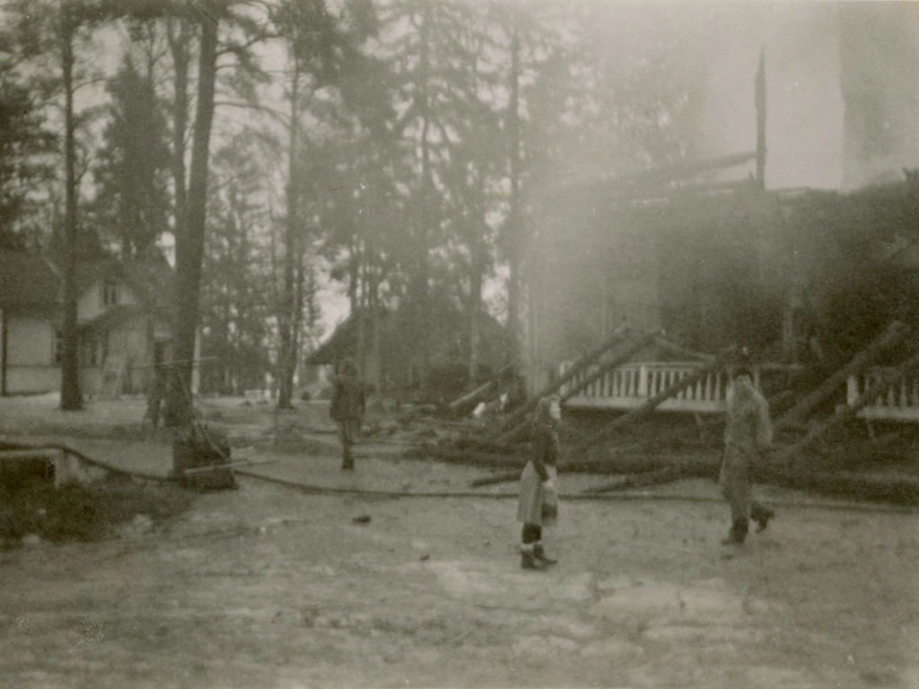 ”Kello 22.50 oli komeasta rakennuksesta jäljellä vain palavia ja savuavia hirsiä. Jälkisammutusta jatkettiin yli puoliyön” (Keski-Uusimaa 3.4.1947).